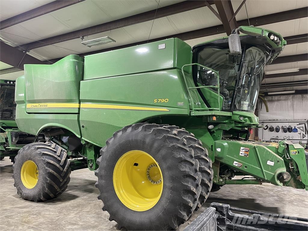 John Deere S790 Mähdrescher