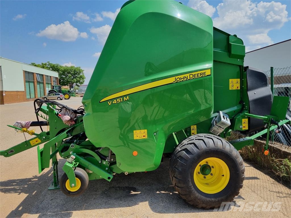 John Deere V451M Round balers