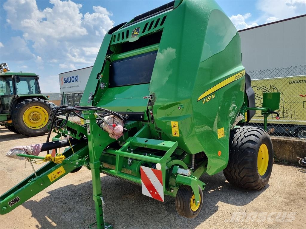 John Deere V451M Round balers