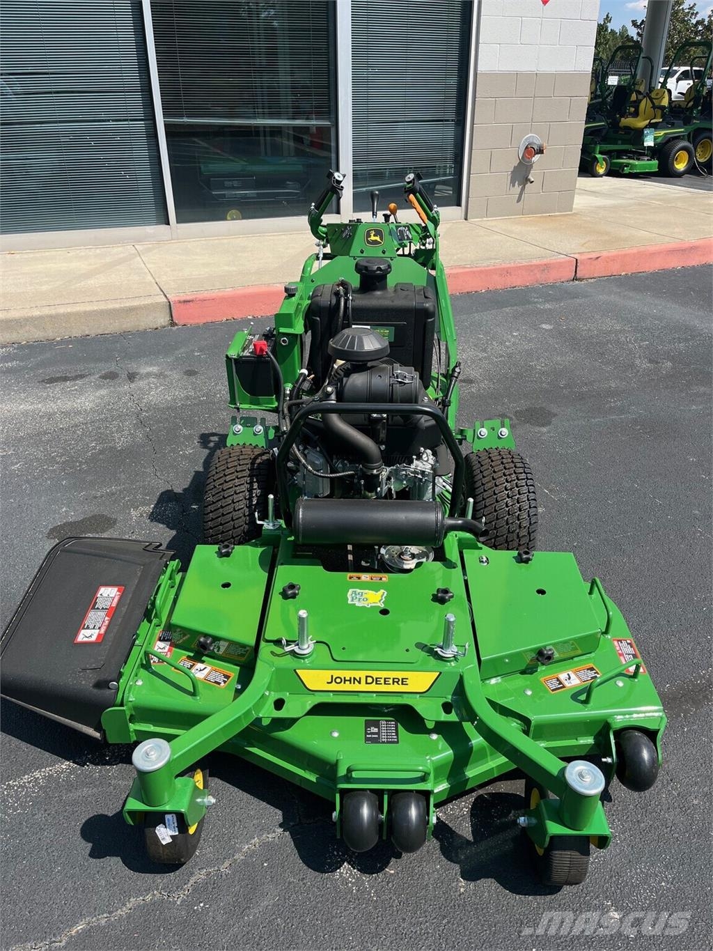 John Deere W48R جز العشب خلف الكهف