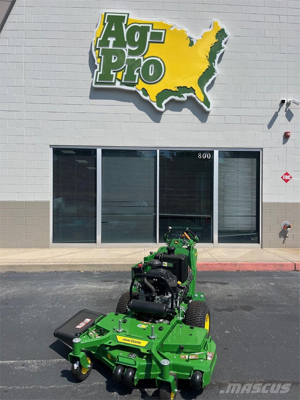 John Deere W48R جز العشب خلف الكهف