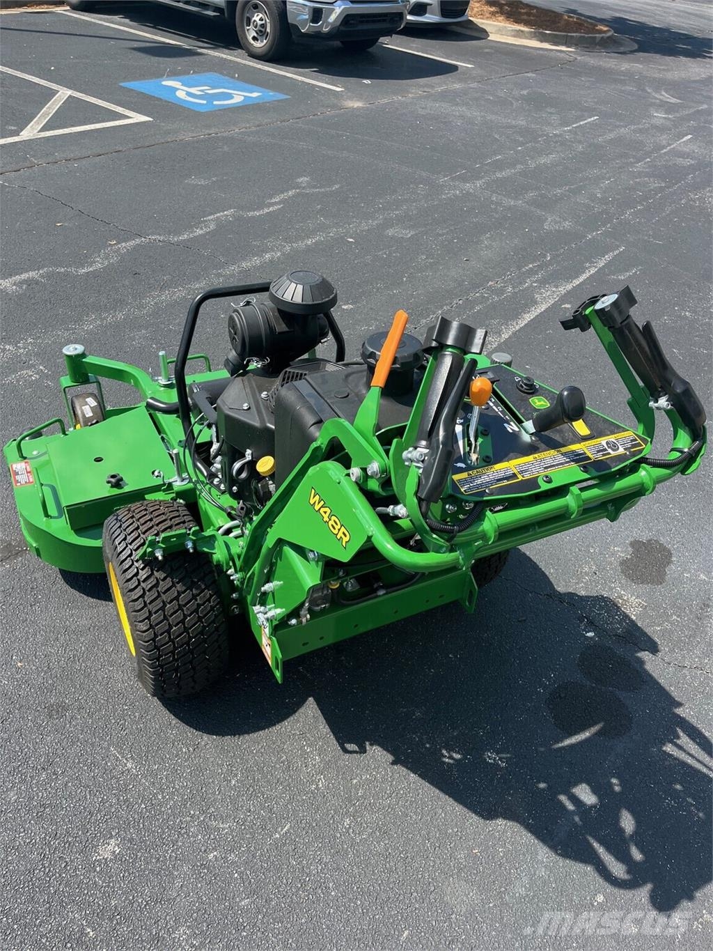 John Deere W48R جز العشب خلف الكهف