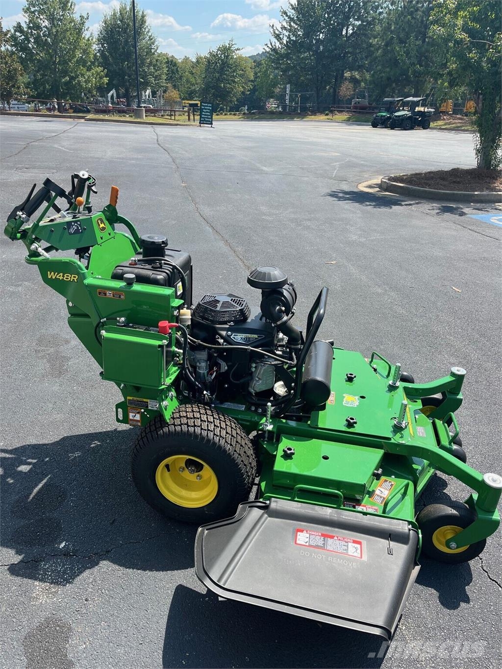 John Deere W48R جز العشب خلف الكهف