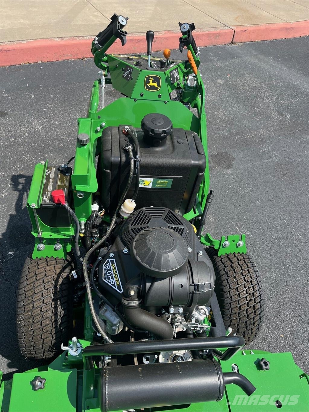 John Deere W48R جز العشب خلف الكهف