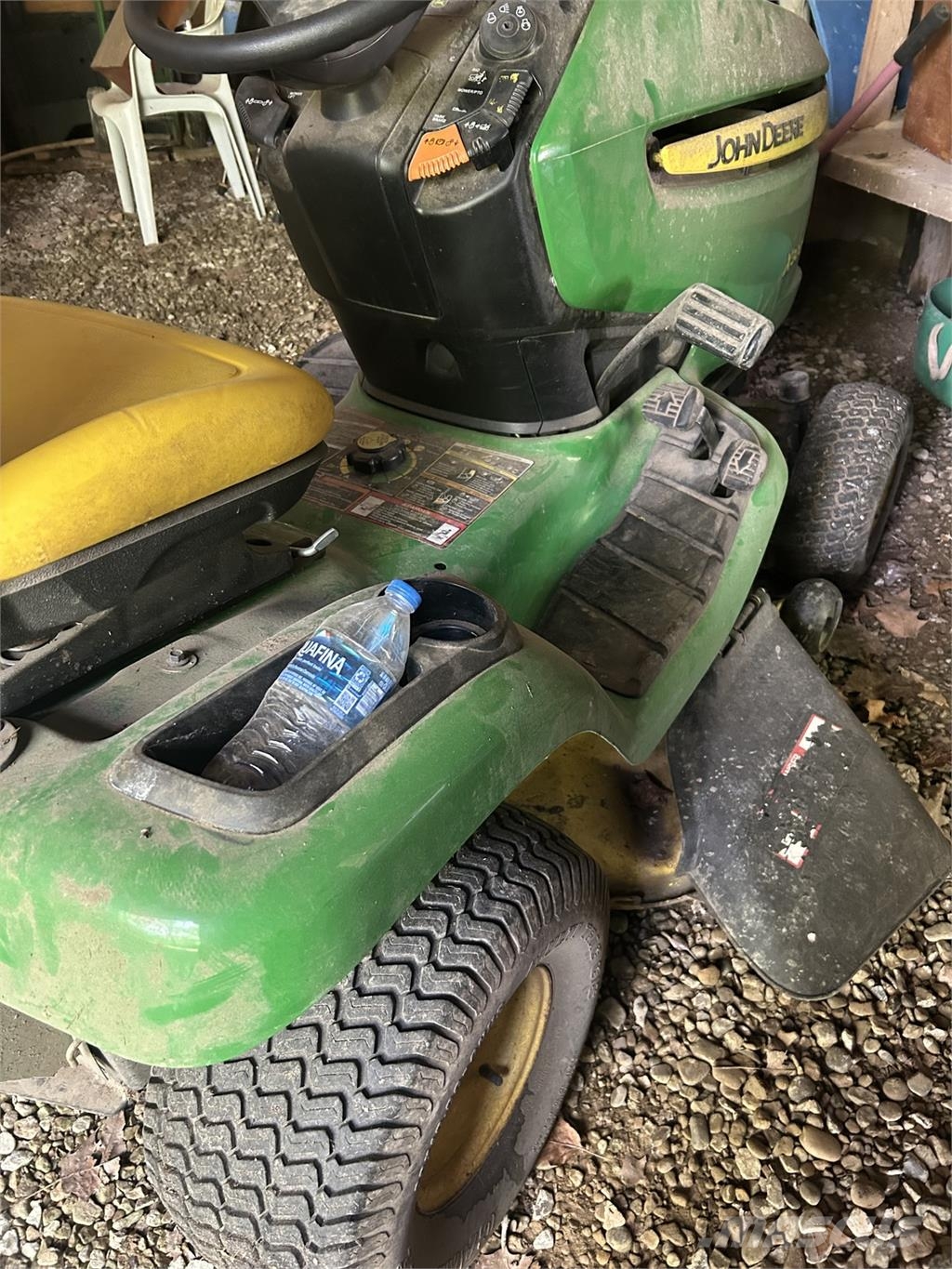 John Deere X300 ركوب الحشائش