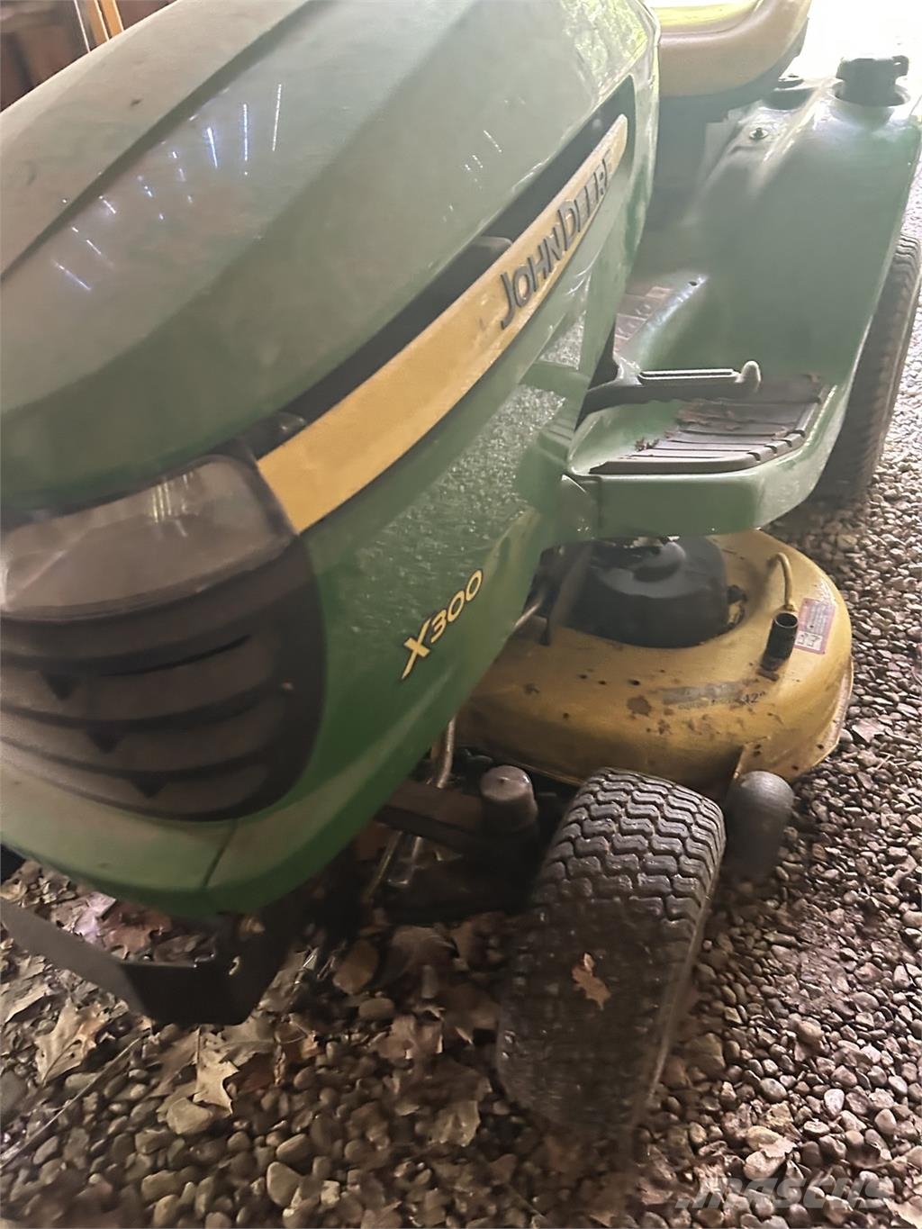 John Deere X300 ركوب الحشائش