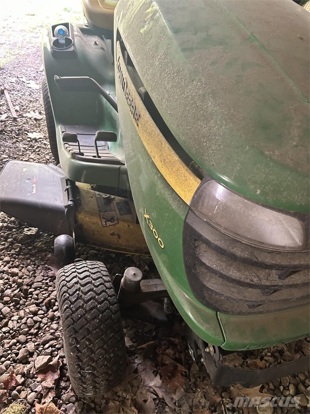 John Deere X300 ركوب الحشائش