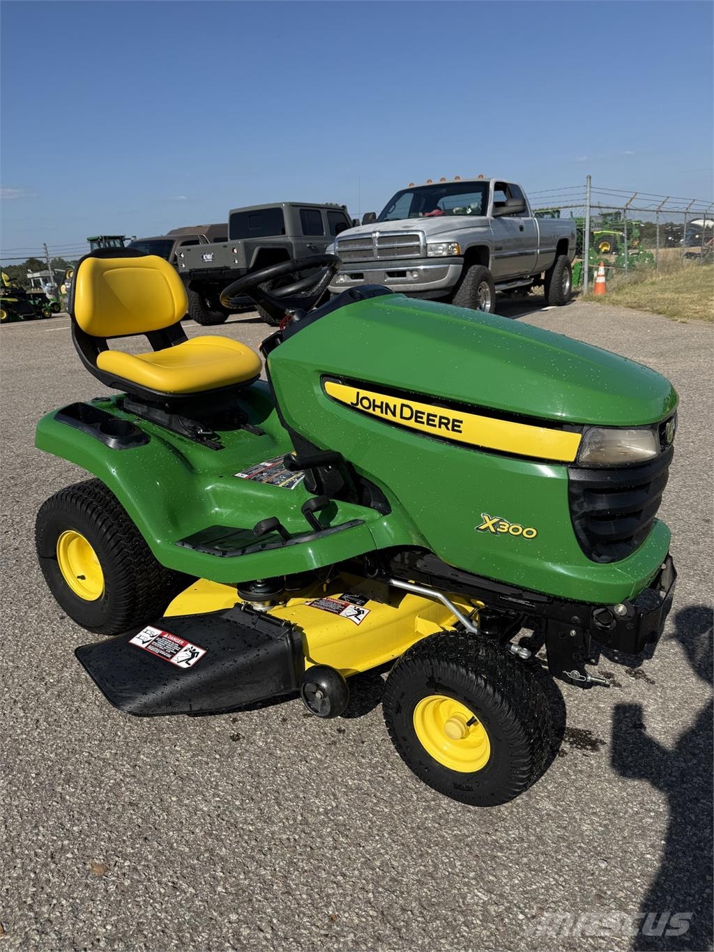 John Deere X300 Päältäajettavat ruohonleikkurit