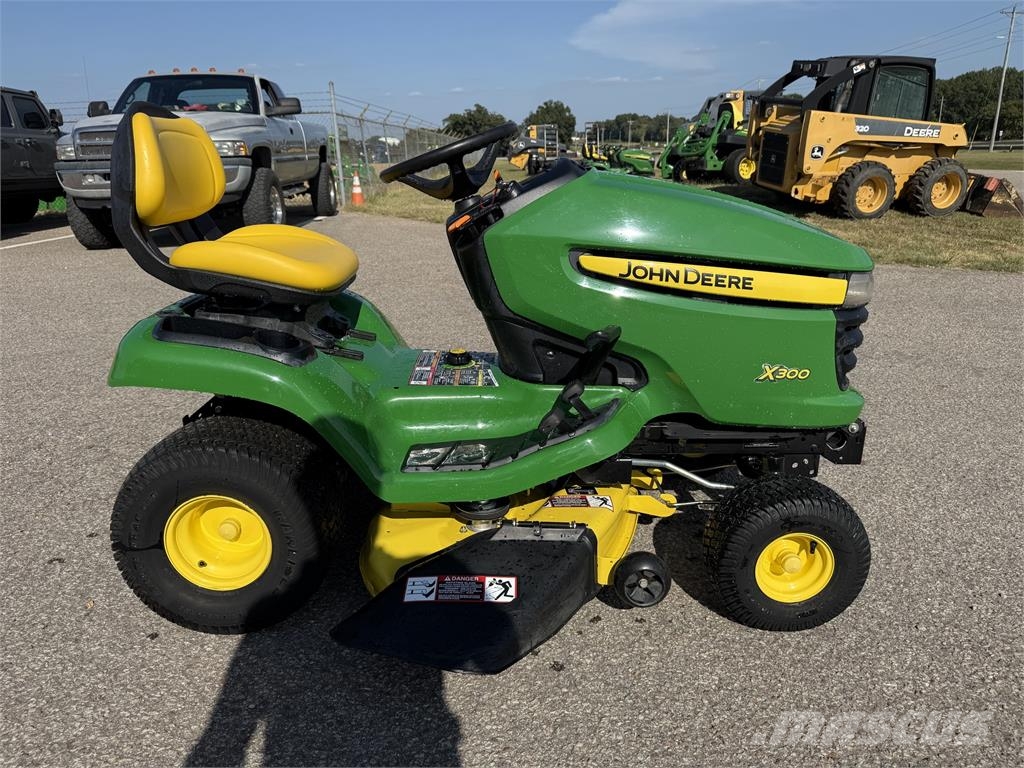 John Deere X300 Päältäajettavat ruohonleikkurit