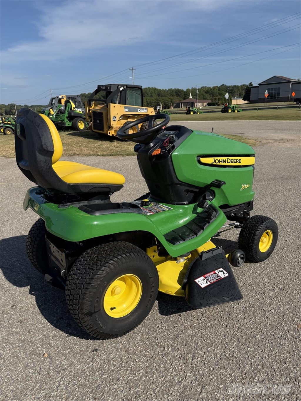 John Deere X300 Päältäajettavat ruohonleikkurit