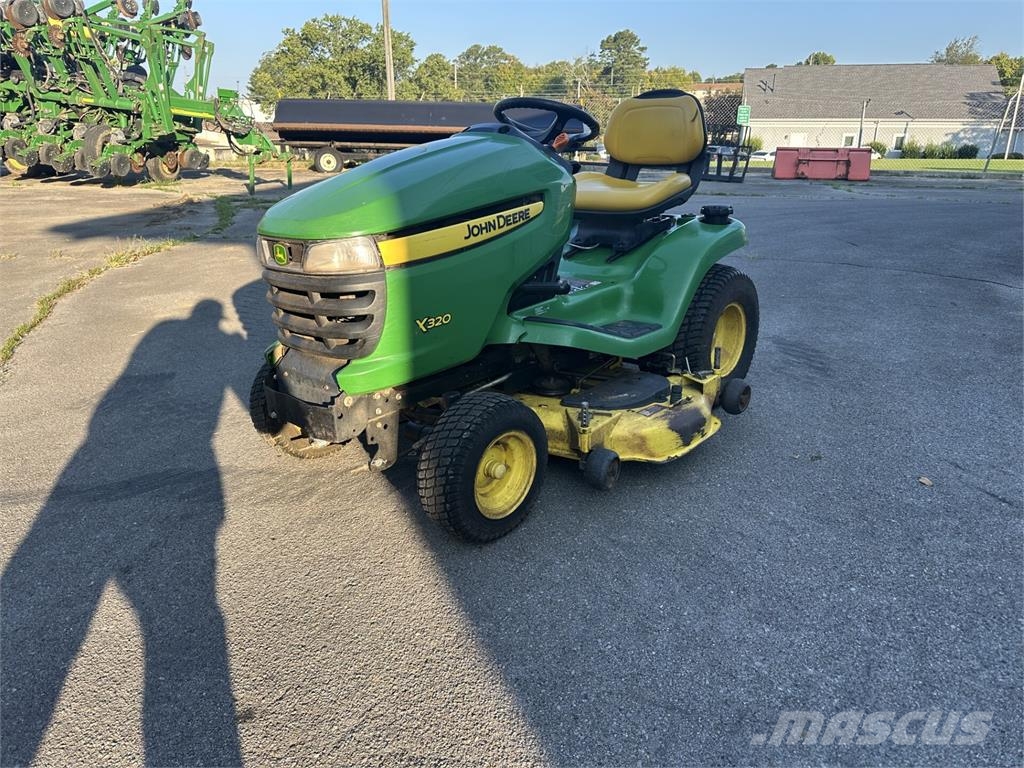 John Deere X320 Päältäajettavat ruohonleikkurit