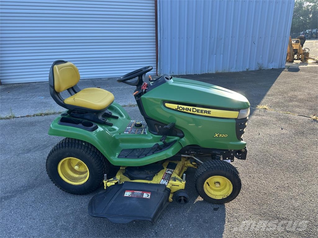 John Deere X320 Päältäajettavat ruohonleikkurit