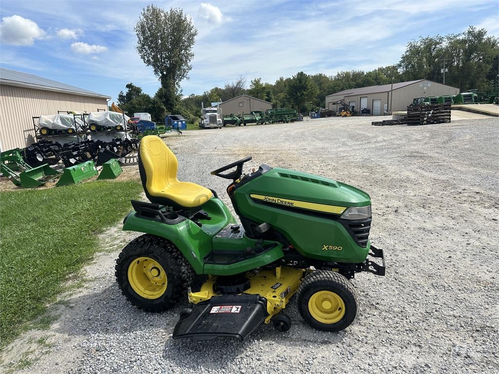 John Deere X590 Трактори