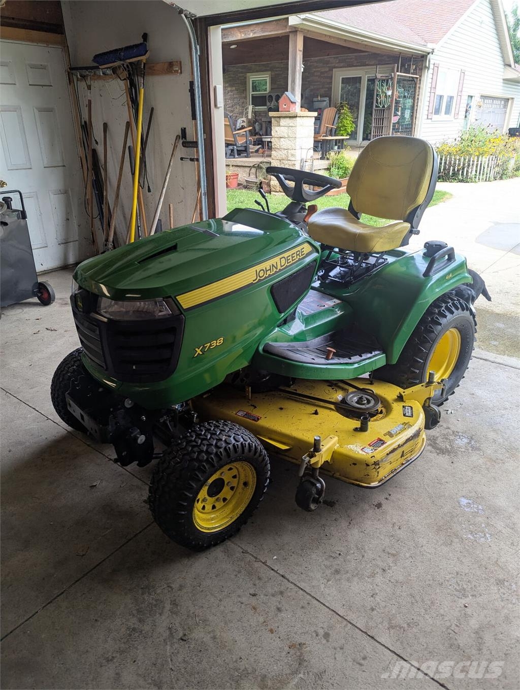 John Deere X738 Compact tractors