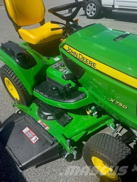John Deere X750 Kompakttraktorer