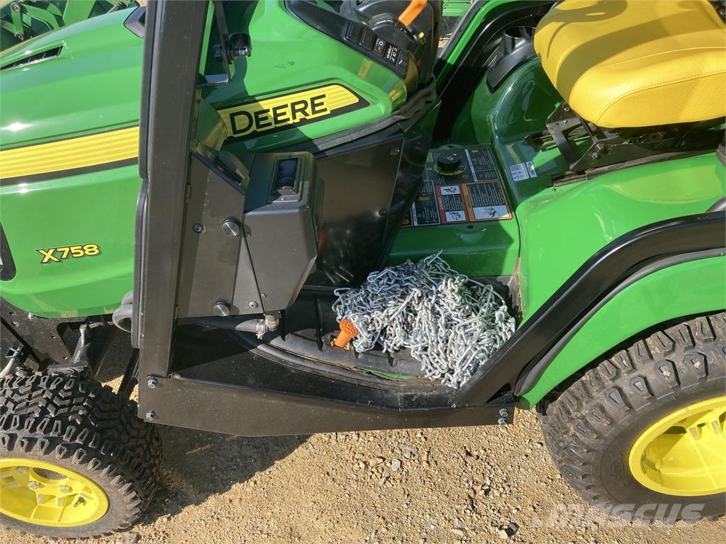 John Deere X758 小型拖拉机