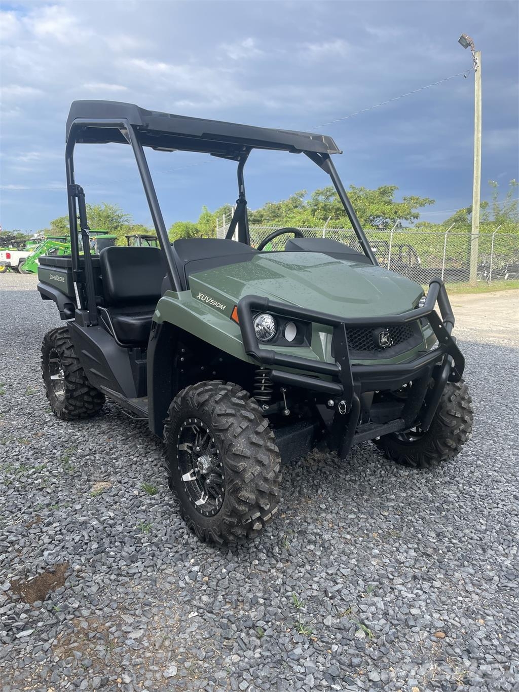 John Deere XUV 590M Kommunaalteenuste tehnika