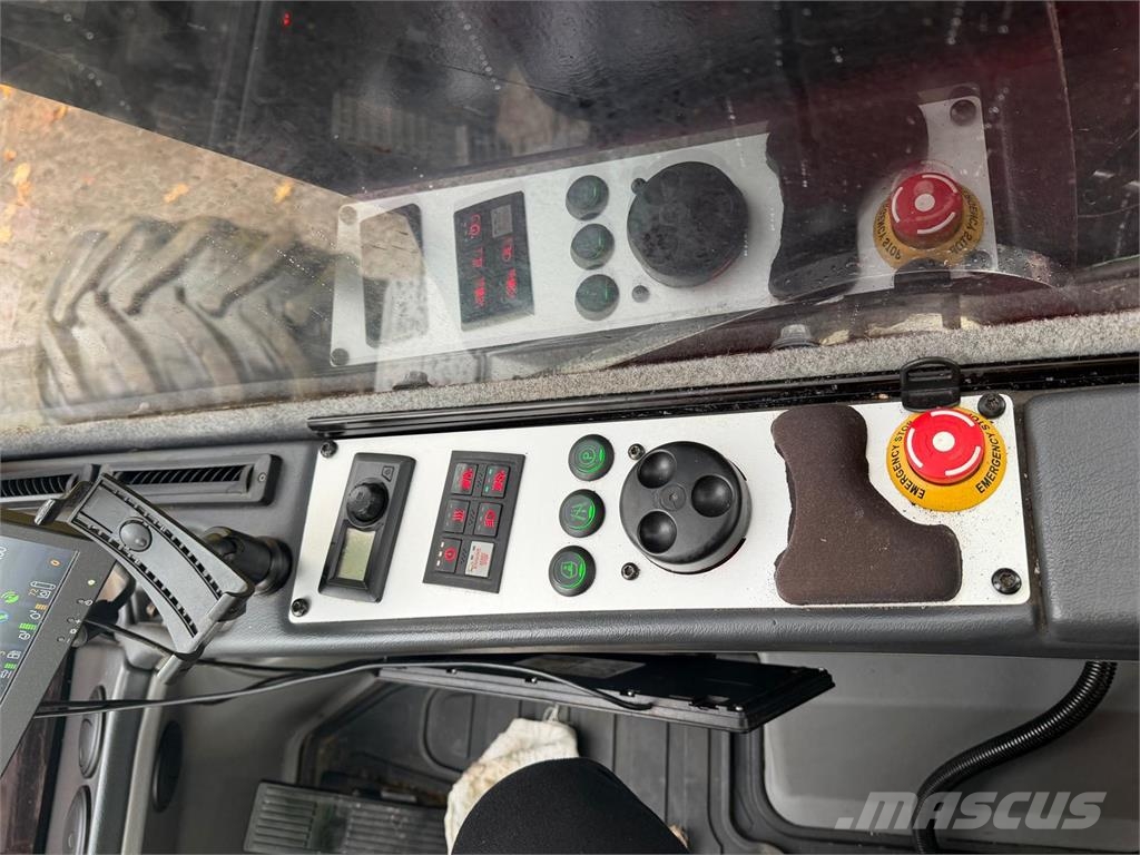 Komatsu 901XC حصادات