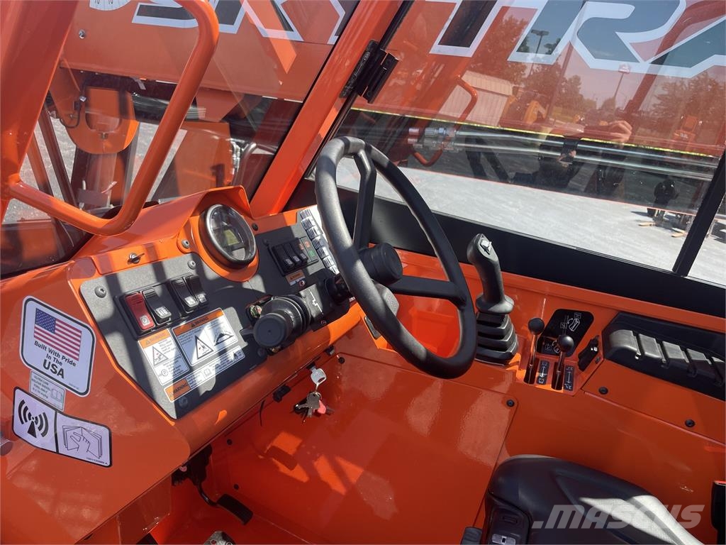 SkyTrak 10054 伸縮臂操作車