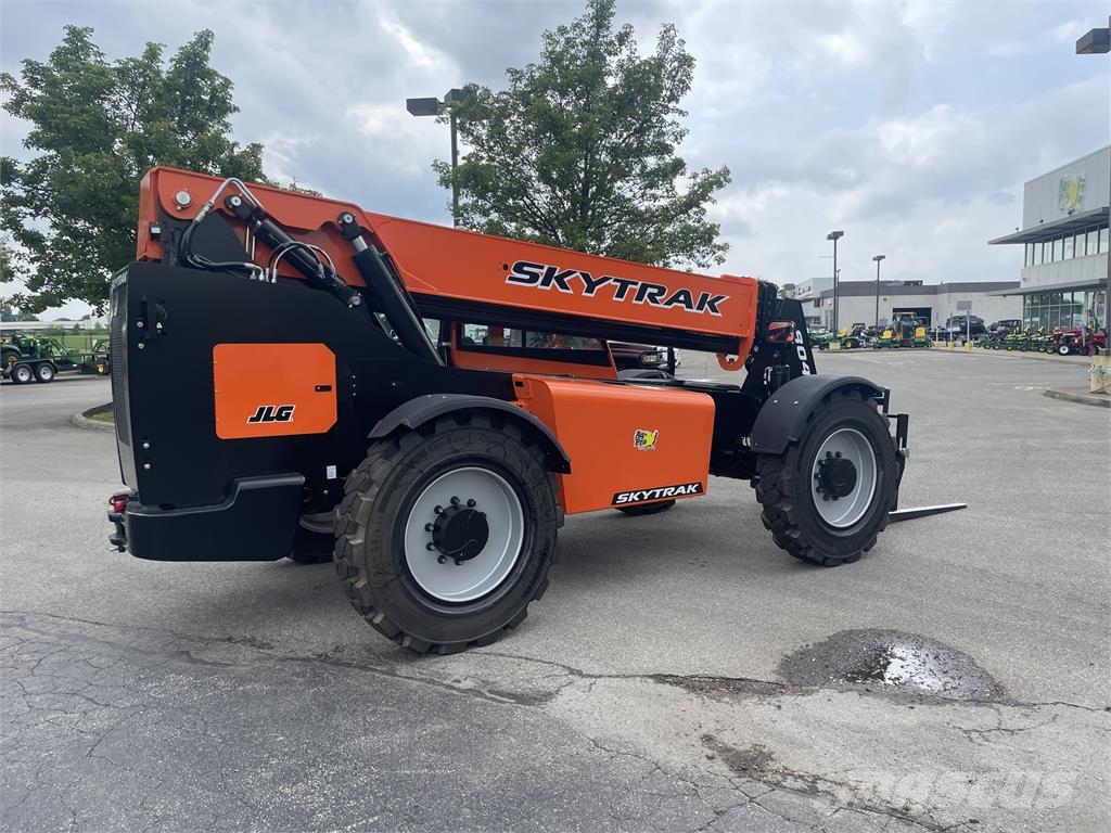 SkyTrak 8042 伸縮臂操作車