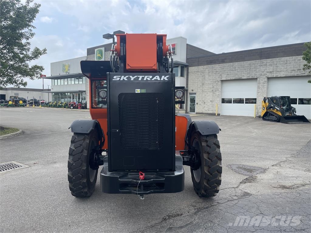 SkyTrak 8042 伸縮臂操作車