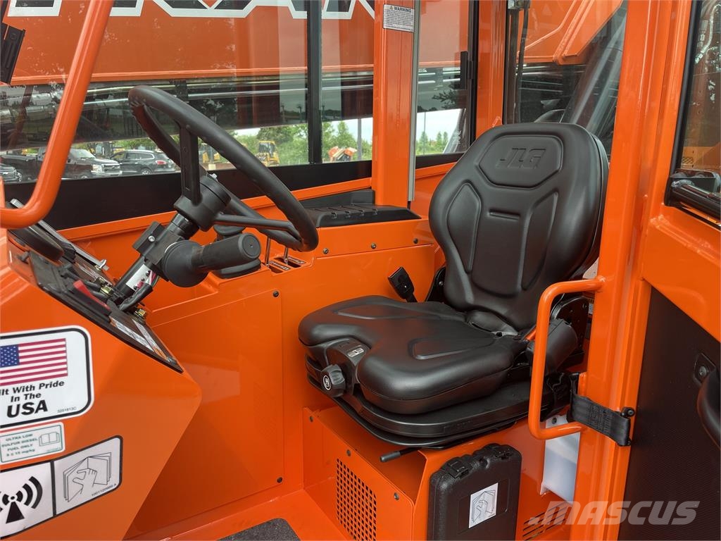 SkyTrak 8042 伸縮臂操作車