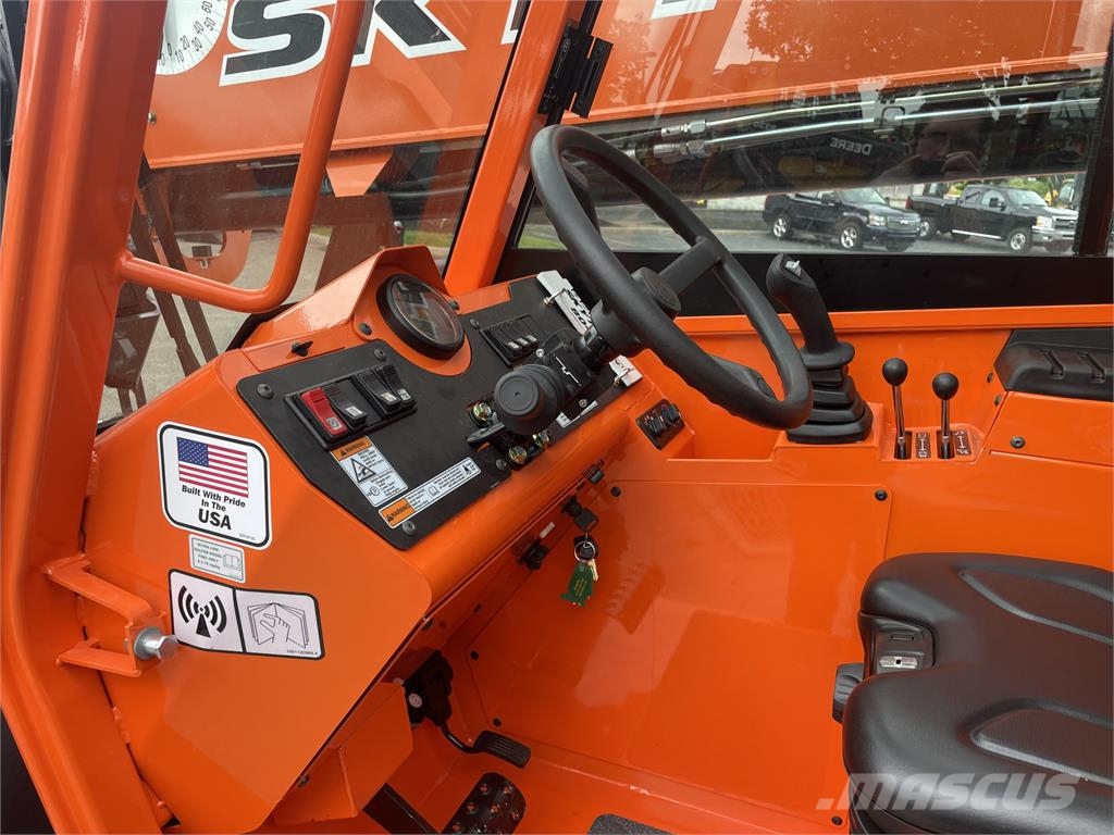 SkyTrak 8042 伸縮臂操作車