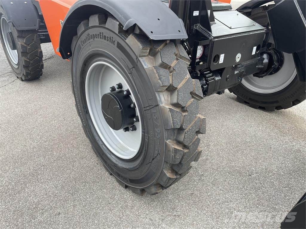 SkyTrak 8042 伸縮臂操作車