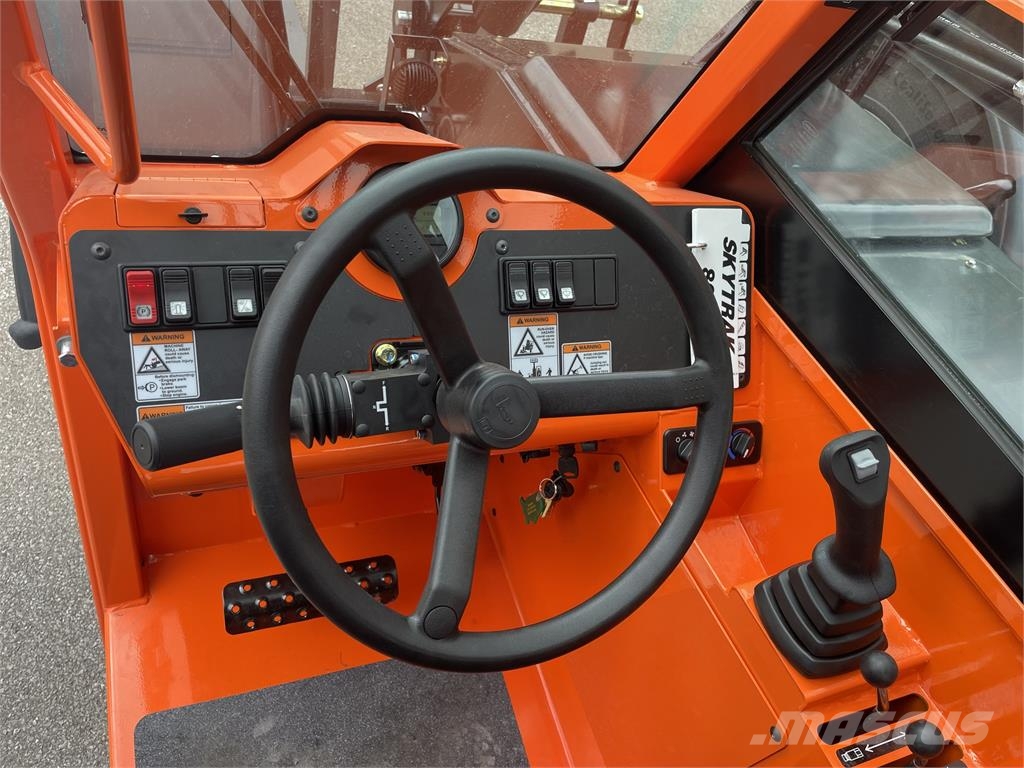 SkyTrak 8042 伸縮臂操作車