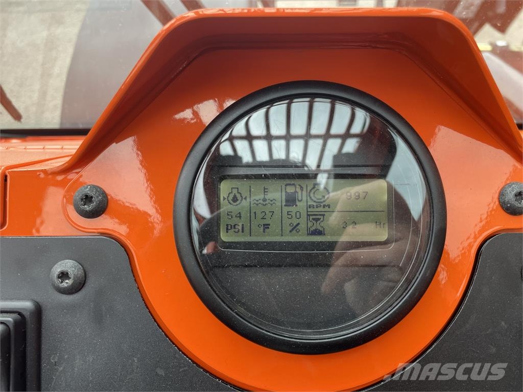 SkyTrak 8042 伸縮臂操作車