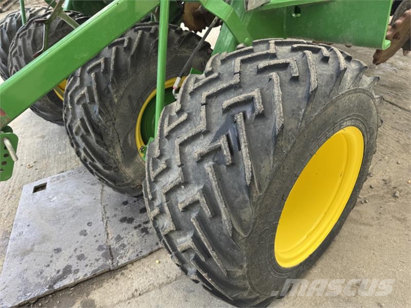 John Deere 750A Direct Drill **Grain and Fert** Combination drills