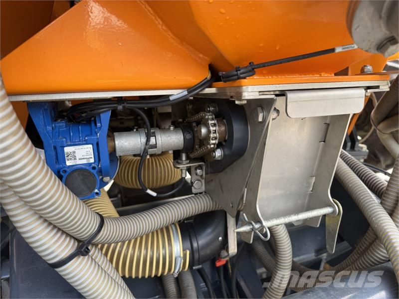 Mzuri Pro-Till 4T **Grain, Fert and 2 x Small Seed** Combination drills
