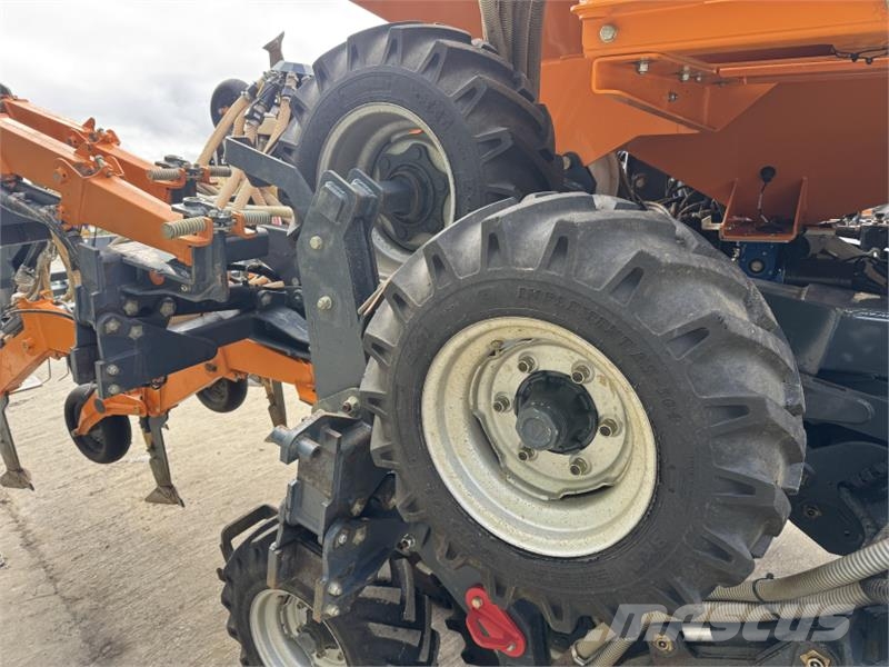 Mzuri Pro-Till 4T **Grain, Fert and 2 x Small Seed** Combination drills