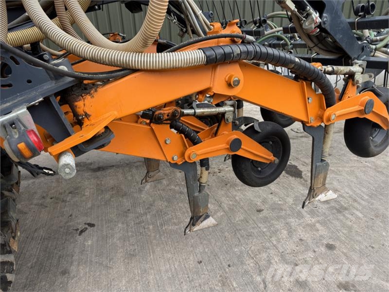 Mzuri Pro-Till 4T **Grain, Fert and 2 x Small Seed** Combination drills