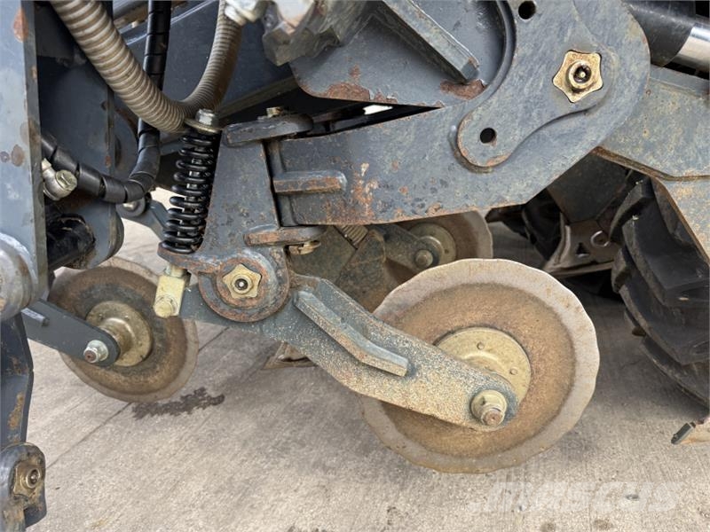 Mzuri Pro-Till 4T **Grain, Fert and 2 x Small Seed** Combination drills