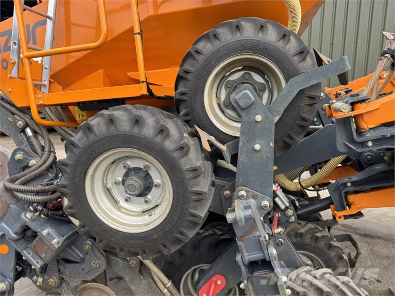 Mzuri Pro-Till 4T **Grain, Fert and 2 x Small Seed** Combination drills