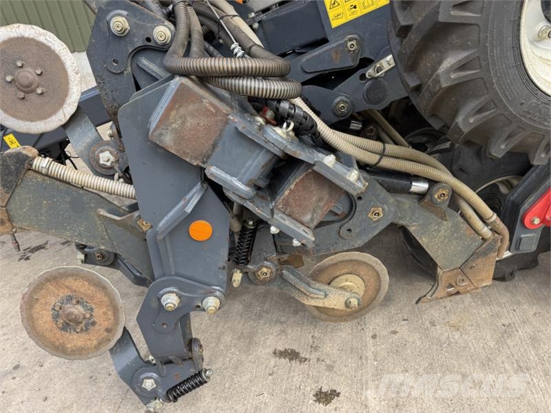 Mzuri Pro-Till 4T **Grain, Fert and 2 x Small Seed** Combination drills
