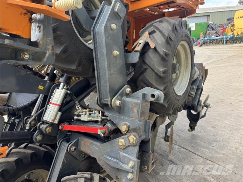 Mzuri Pro-Till 4T **Grain, Fert and 2 x Small Seed** Combination drills