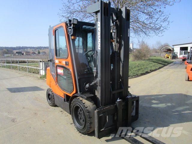 Doosan D35C-5 Triplex-FH 4,9m + Seitenschieber Diesel Stapler