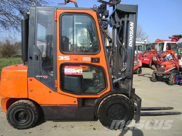 Doosan D35C-5 Triplex-FH 4,9m + Seitenschieber Diesel Stapler