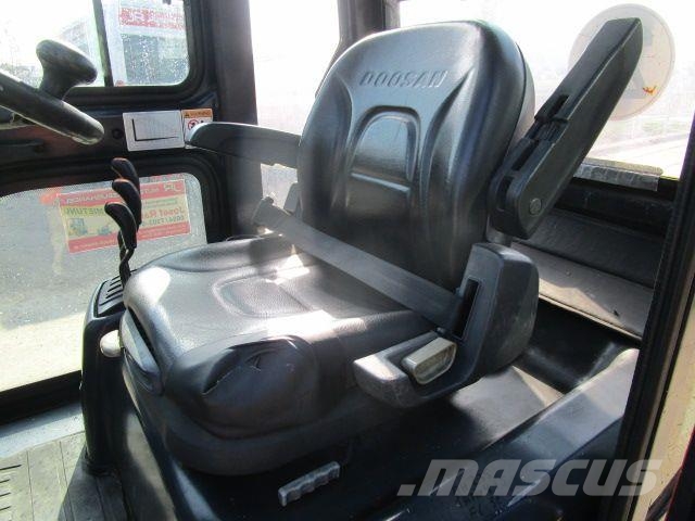 Doosan D35C-5 Triplex-FH 4,9m + Seitenschieber Diesel Stapler