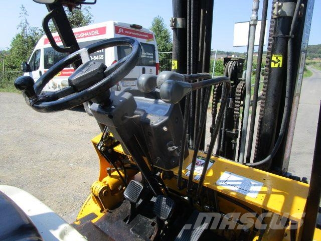 Halla HDF30 - Triplex-Freihub 4,80m - 3 Ton. Hubkraft Diesel Stapler