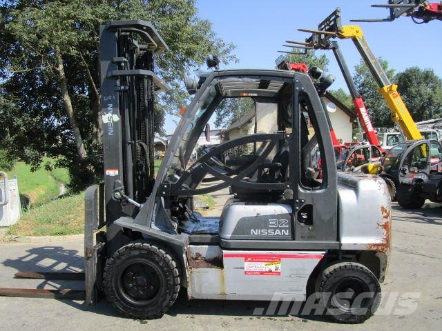 Nissan 3,2 Ton.-Triplex-FH 5,5m + Seitenschieber شاحنات الديزل