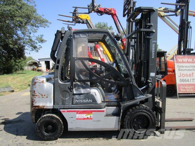 Nissan 3,2 Ton.-Triplex-FH 5,5m + Seitenschieber شاحنات الديزل