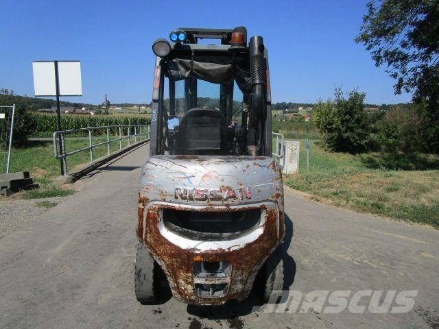 Nissan 3,2 Ton.-Triplex-FH 5,5m + Seitenschieber شاحنات الديزل