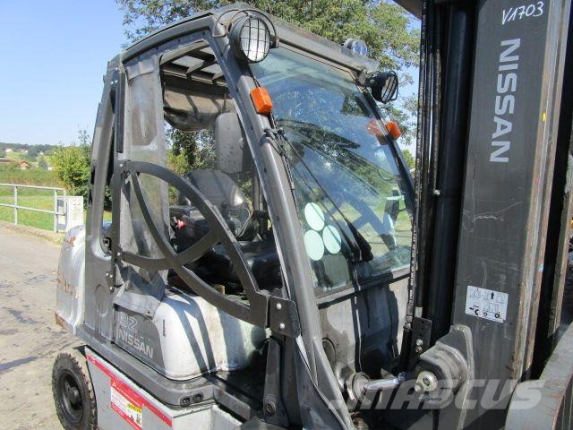 Nissan 3,2 Ton.-Triplex-FH 5,5m + Seitenschieber شاحنات الديزل