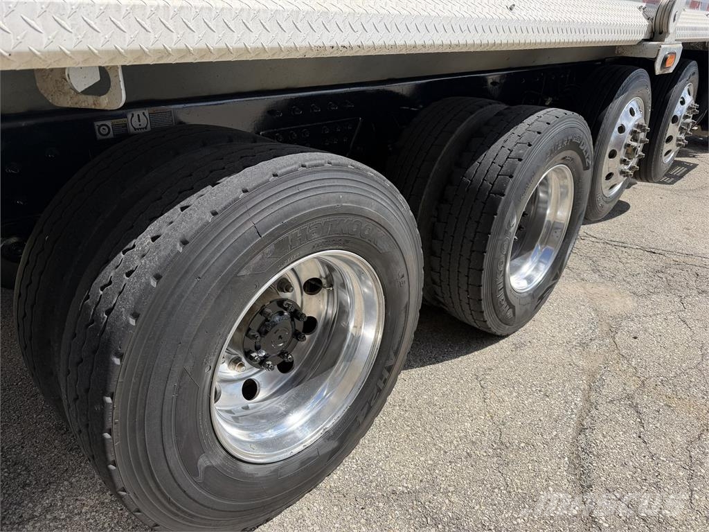 Kenworth T880 شاحنات أخرى