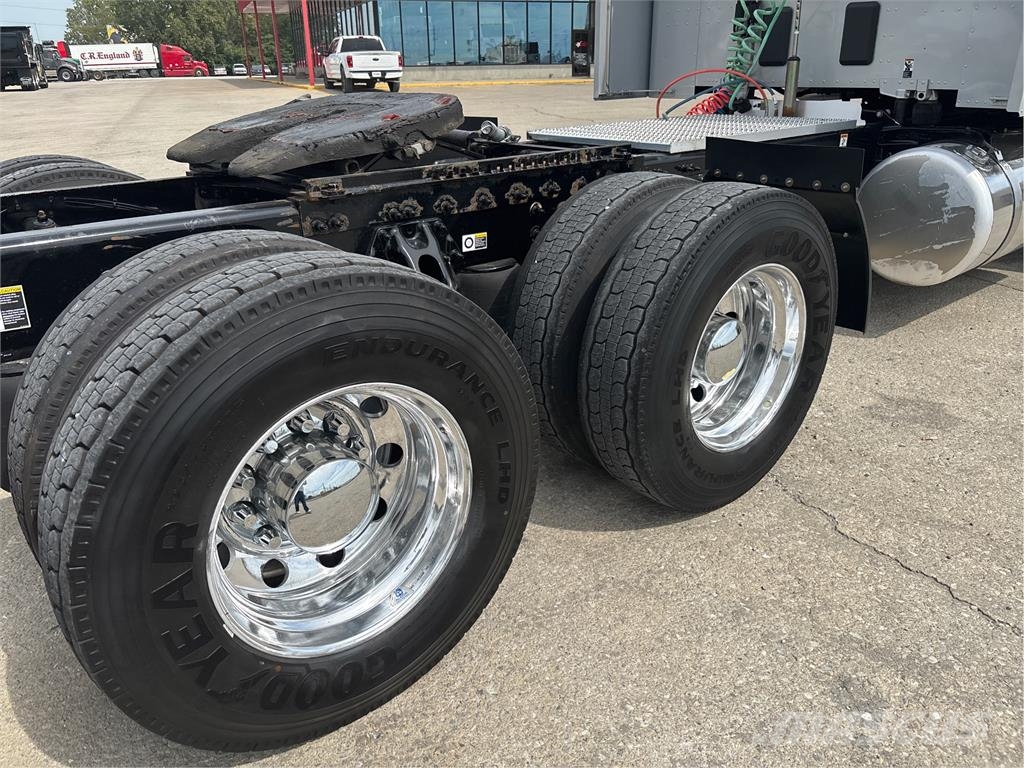 Peterbilt 567 Autotractoare