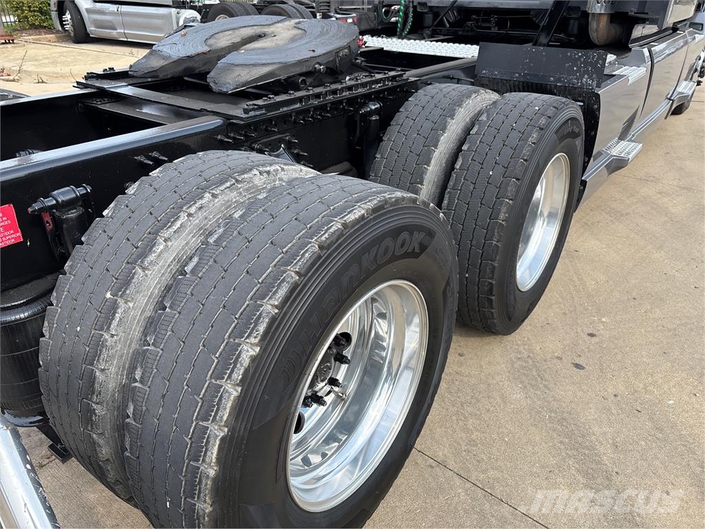 Volvo VNL64T740 Tractor Units