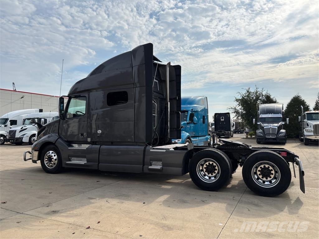 Volvo VNL64T740 Tractor Units